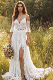 Vestido de novia de línea fina de marfil con tirantes finos y abertura