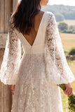 Vestido de novia largo de marfil con flores y escote en V y manga larga línea A-line
