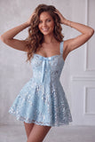 A-Line Sky Blue Tirantes gruesos Vestido de Homecoming con lentejuelas florales cortos y lazo