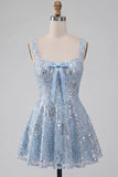 A-Line Sky Blue Tirantes gruesos Vestido de Homecoming con lentejuelas florales cortos y lazo