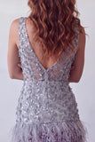 Vestido corto de bienvenida corto de homecoming, corto bodycon cuello en V de lavanda lavanda polvoriento con plumas