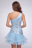 Vestido corto de bienvenida azul celeste con lentejuelas florales de un solo hombro y volantes