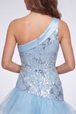 Vestido corto de bienvenida azul celeste con lentejuelas florales de un solo hombro y volantes