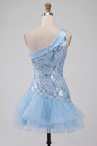 Vestido corto de bienvenida azul celeste con lentejuelas florales de un solo hombro y volantes