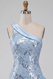 Vestido corto de bienvenida azul celeste con lentejuelas florales de un solo hombro y volantes