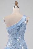Vestido corto de bienvenida azul celeste con lentejuelas florales de un solo hombro y volantes