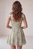Vestido corto de bienvenida corto de Sage Sage A-line floral con tirantes gruesos