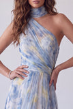 Vestido largo largo de corte azul con un solo hombro y bufanda al cuello