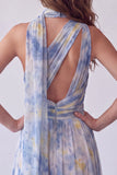 Vestido largo largo de corte azul con un solo hombro y bufanda al cuello