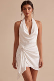 Vestido blanco sin espalda con corte de carrosserie con cordón halter