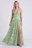 Corsé espresso de línea A con escote halter, encaje floral con encaje en la espalda y largo vestido de dama de honor con abertura