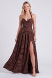 Corsé espresso de línea A con escote halter, encaje floral con encaje en la espalda y largo vestido de dama de honor con abertura