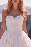 Corsé blanco de línea en A, cintura vasca y vestido de novia largo