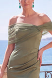 Sirena de hombros verde salvia con un vestido formal largo