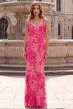 Vestido largo de graduación con bordado floral fucsia con tirantes finos de sirena