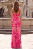 Vestido largo de graduación con bordado floral fucsia con tirantes finos de sirena