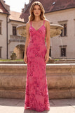 Vestido largo de graduación con tirantes finos de sirena fucsia