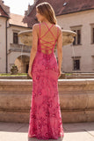 Vestido largo de graduación con tirantes finos de sirena fucsia