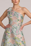 Vestido largo de madrina floral de jacquard de corte en línea A con diseño asimétrico de un solo hombro y abertura