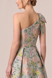 Vestido largo de madrina floral de jacquard de corte en línea A con diseño asimétrico de un solo hombro y abertura