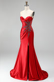 Vestido de graduación sin tirantes Sirena con cola de satén rojo y abertura