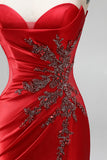 Vestido de graduación sin tirantes Sirena con cola de satén rojo y abertura