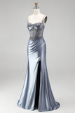 Corsé azul polvoriento sirena con pedrería y vestido largo de satén fruncido con abertura lateral