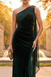 Vestido formal Maxi de un hombro fruncido con funda verde oscuro y drapeado