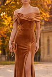 Vestido formal largo de terciopelo marrón con funda de hombros y abertura