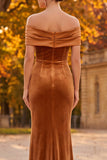 Vestido formal largo de terciopelo marrón con funda de hombros y abertura