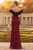 Vestido largo formal con abertura lateral en funda burdeos sobre los hombros