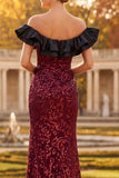 Vestido largo formal con abertura lateral en funda burdeos sobre los hombros