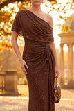 Vestido formal largo de un hombro fruncido con funda brillante