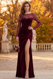 Vestido formal largo de veludo burdeos, cuello ilusión, con abertura lateral