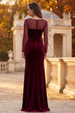 Vestido formal largo de veludo burdeos, cuello ilusión, con abertura lateral