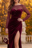Vestido formal largo de veludo burdeos, cuello ilusión, con abertura lateral