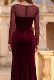 Vestido formal largo de veludo burdeos, cuello ilusión, con abertura lateral
