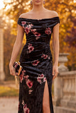 Vestido formal maxi de terciopelo descubierto al hombro con abertura lateral