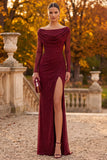 Vestido formal burdeos con escote tipo capucha, mangas largas con cuentas y abertura lateral