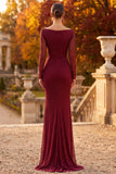 Vestido formal burdeos con escote tipo capucha, mangas largas con cuentas y abertura lateral