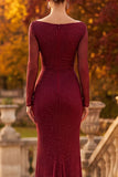 Vestido formal burdeos con escote tipo capucha, mangas largas con cuentas y abertura lateral