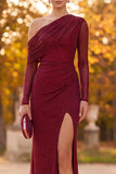 Vestido formal largo de un hombro con cuentas fruncido y funda burdeos