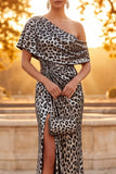 Vestido formal largo y largo con funda de leopardo plateado con un hombro fruncido y abertura