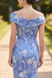 Vestido midi azul con volantes y holgura descubierto, con un lazo de pedrería