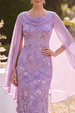 Vestido midi de madre de la novia con bordado floral morado y capa de gasa