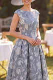 Vestido de madre de la novia, bateau gris con escote en A y estampado floral