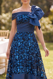 Vestido de madre de la novia, de línea en A alto azul marino alto y bajo de encaje, con y gran lazo