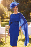 Vestido de madre de la novia azul real con escote de bateau con cuentas y funda midi