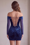 Vestido de cóctel corto de satén con estampado de hombros azul marino