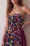 Vestido corto bodycon sin tirantes con estampado de terciopelo burdeos y drapeado